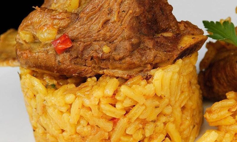 Paella de arroz con carne Paella de arroz con carne