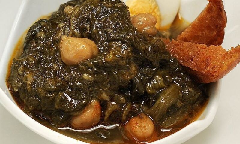 Espinacas con pan frito y huevo duro Espinacas con pan frito y huevo duro