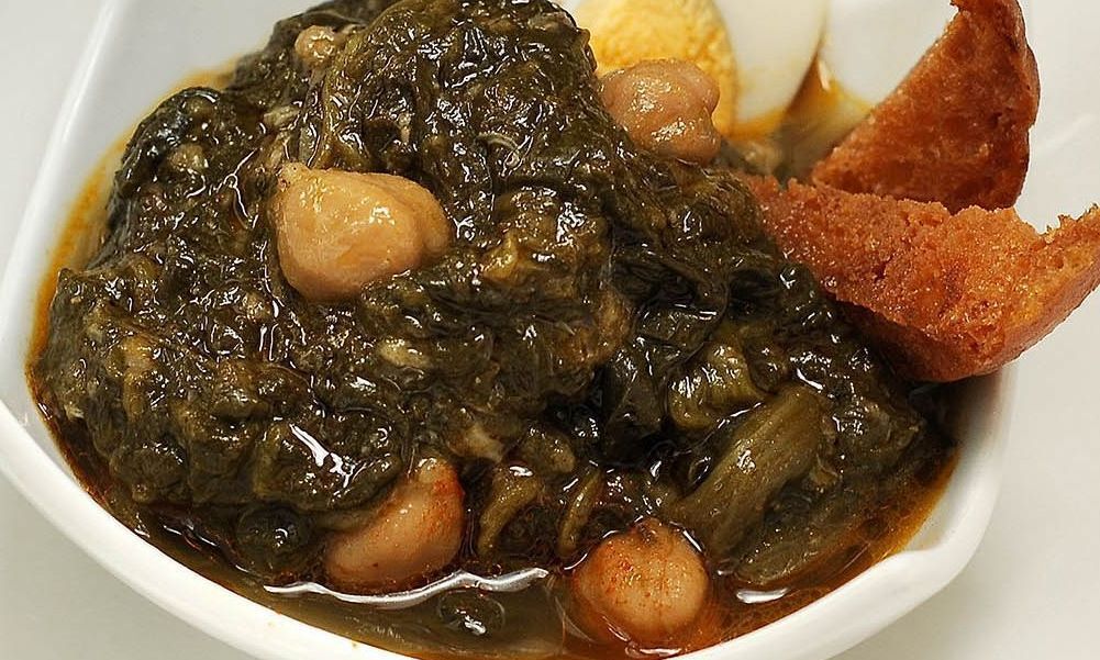 Espinacas con pan frito y huevo duro