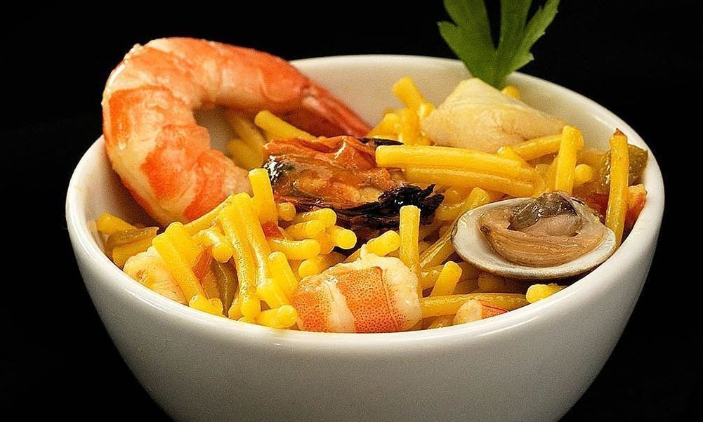 Fideos gordos con pescado y marisco