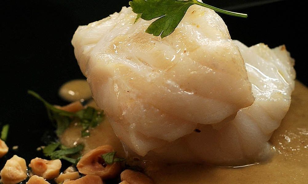 Rosada en salsa de piñones