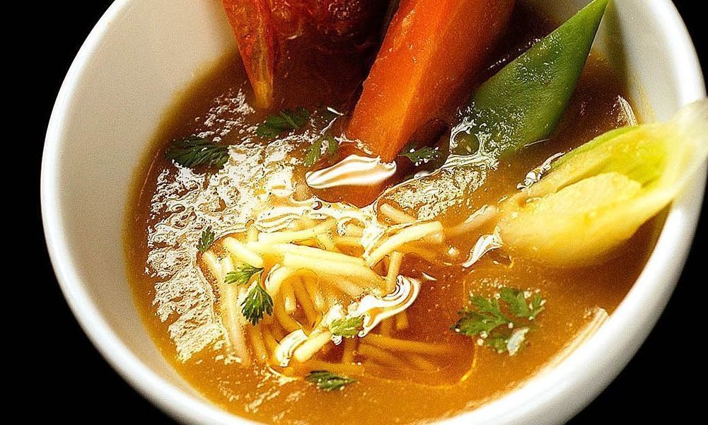 Sopa de verduras con fideos