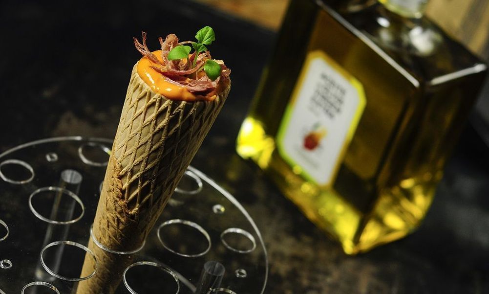 Salmorejo de ajo asado con perdiz hecho con aceite de oliva virgen extra arbequina