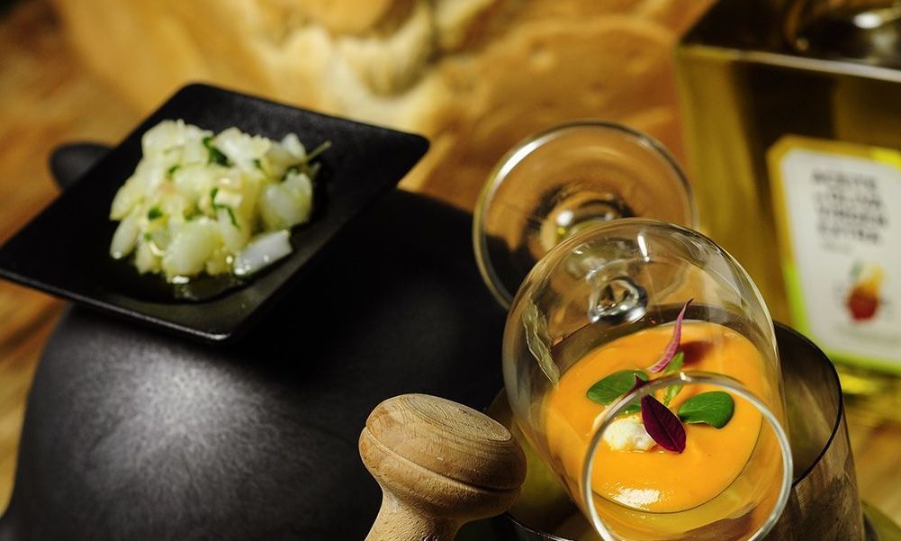 Salmorejo de nísperos con cebiche y Aceite de Olivar Virgen Extra Selección
