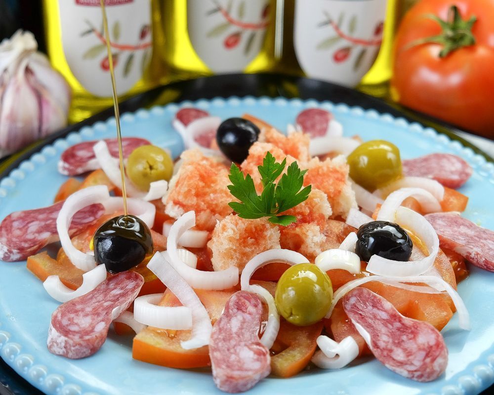 Ensalada ibicenca elaborada con aceite de oliva virgen extra Ensalada ibicenca elaborada con aceite de oliva virgen extra