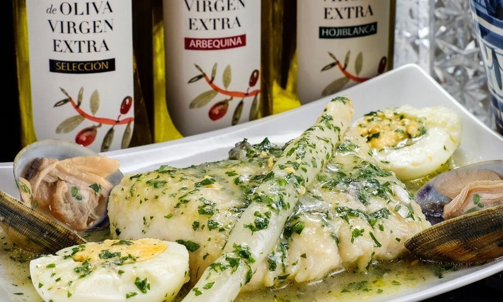 Merluza en salsa verde elaborada con el mejor virgen extra
