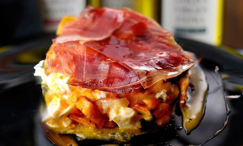 Huevos rotos con jamón y aceite de oliva virgen extra
