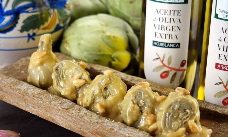 Alcachofas con piñones y aceite de oliva virgen extra Alcachofas con piñones y aceite de oliva virgen extra