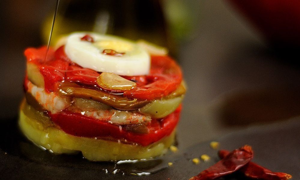 Ensalada de pimientos asados y gambas elaorada con el mejor virgen extra