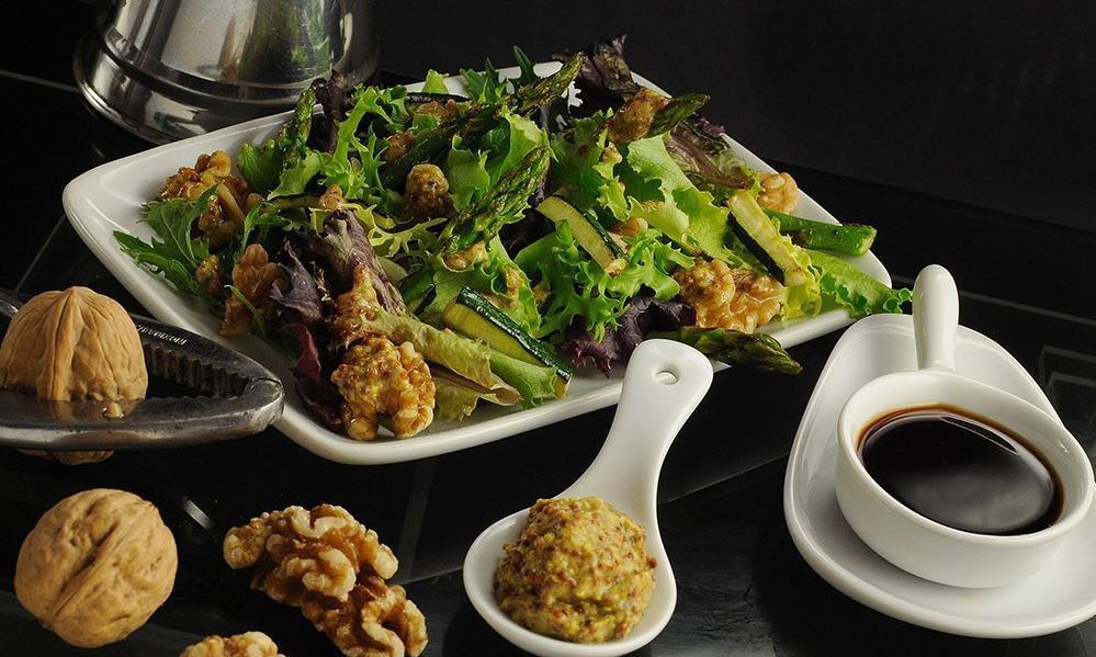 Ensalada de verduras con vinagreta de nueces y virgen extra