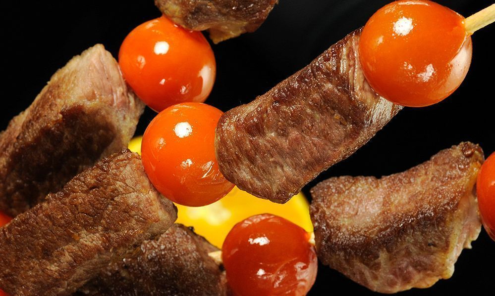 Brocheta de presa con tomatitos cherry en salsa de naranja elaborada con el mejor virgen extra