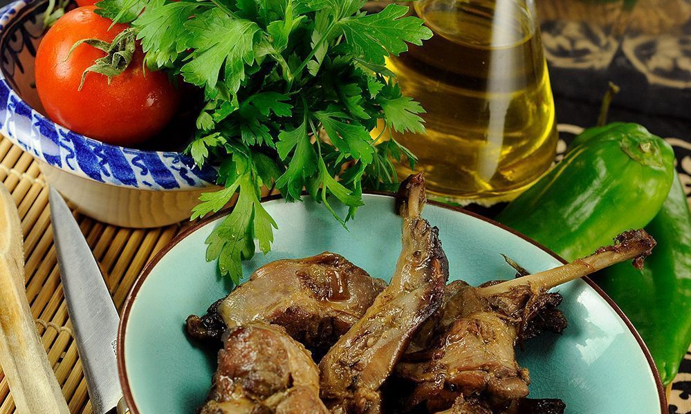 Conejo de campo en cazuela hecho con el mejor virgen extra