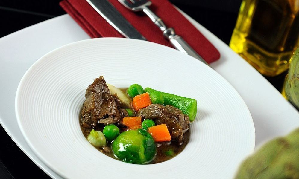 Menestra con carrillera ibérica elaborada con el mejor virgen extra