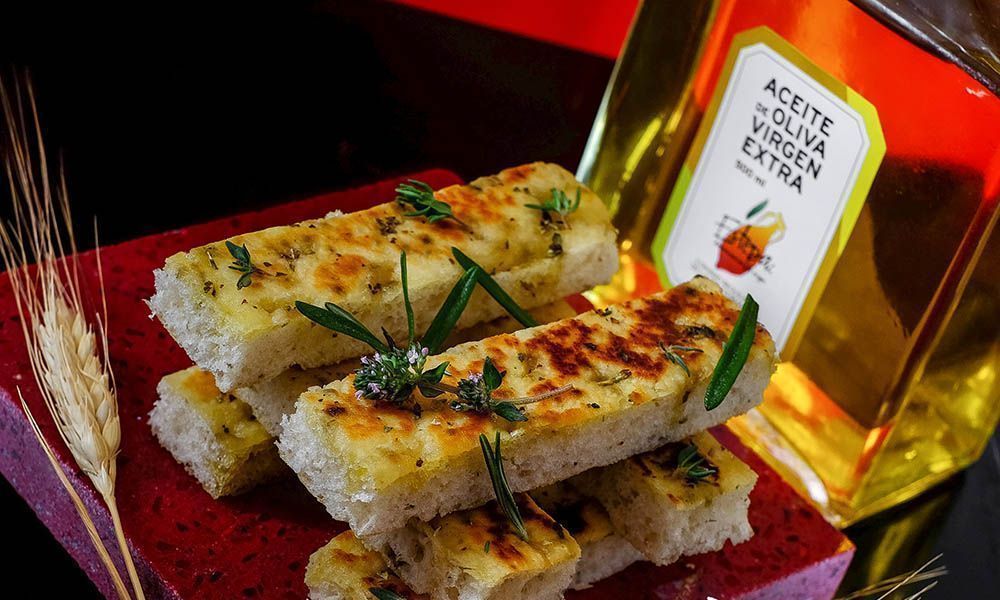 Focaccia hecha con aceite de oliva virgen extra Focaccia hecha con el mejor virgen extra