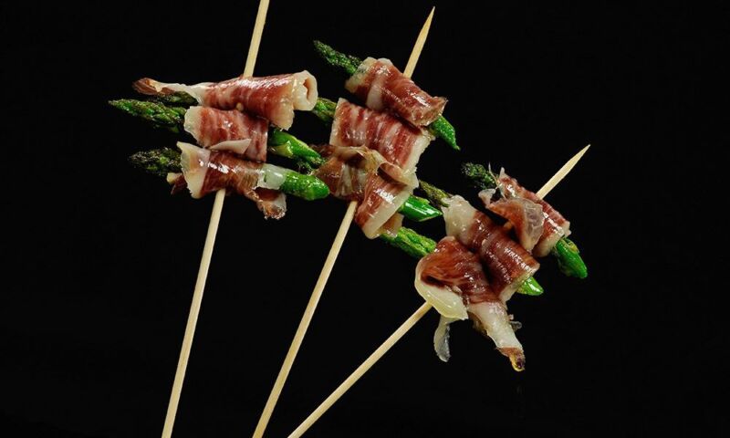 Brocheta de espárragos con aceite de oliva virgen extra Brocheta de espárragos con AOVE