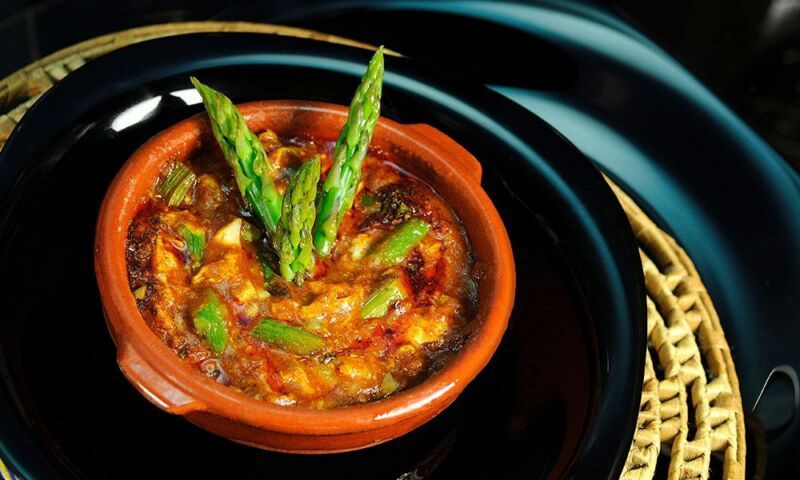 Cazuela de espárragos hecha con aceite de oliva virgen Cazuela de espárragos hecha con aceite de oliva virgen de la DOP Estepa