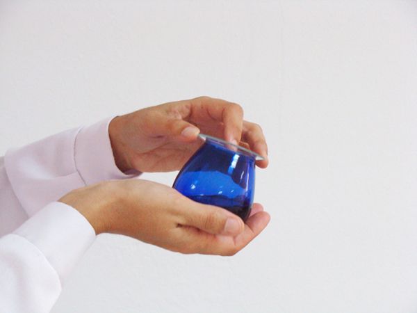 Paso 2 en la cata de Aceite de Oliva Virgen Extra de la DOP Estepa