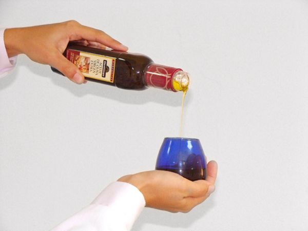 Paso 1 en la cata de Aceite de Oliva Virgen Extra de la DOP Estepa