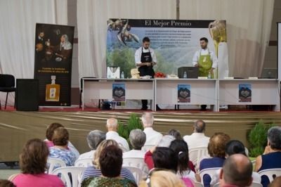 Juan José Ruiz y David Carrilo durante la elaboración de un salmorejo