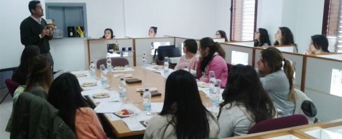 Moisés Caballero durante la cata en la Universidad de Turismo de Málaga