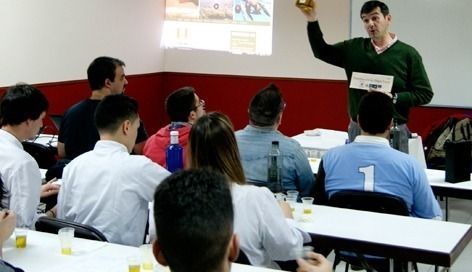 Moisés Caballero durante la cata en la Escuela de Hostelería de Toledo