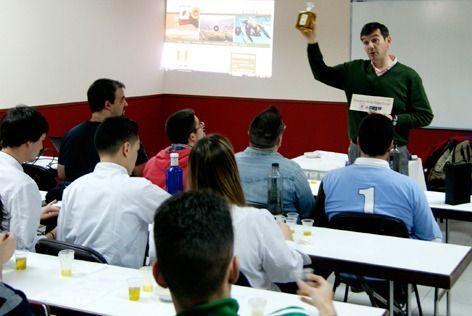 Moisés Caballero durante la cata en la Escuela de Hostelería de Toledo