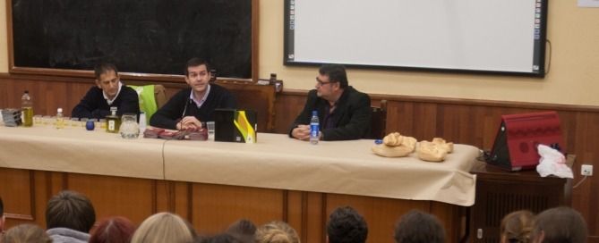 Moisés Caballero durante una charla en la Universidad de Sevilla