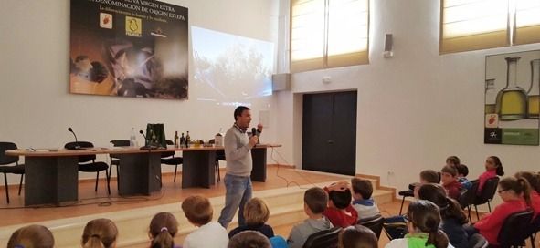 la escuela del aceite con los escolares de Pedrera