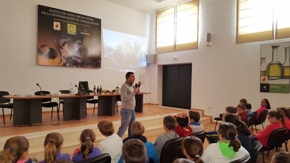la escuela del aceite con los escolares de Pedrera