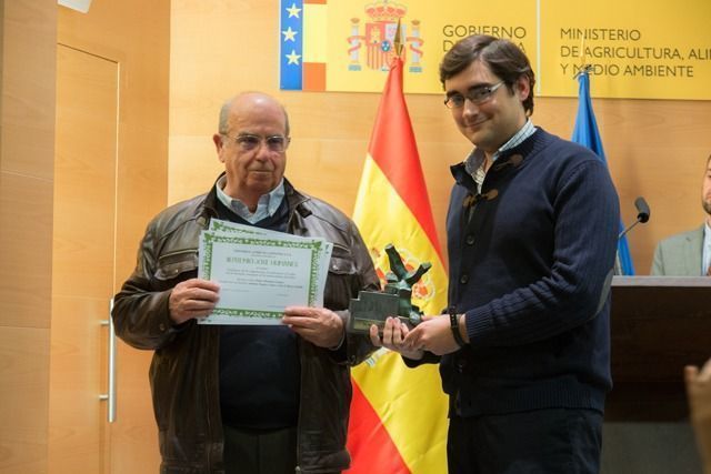 Pedro Mirando recoge el I Premio de manos de Manuel Humanes, Representante de la Familia Humanes