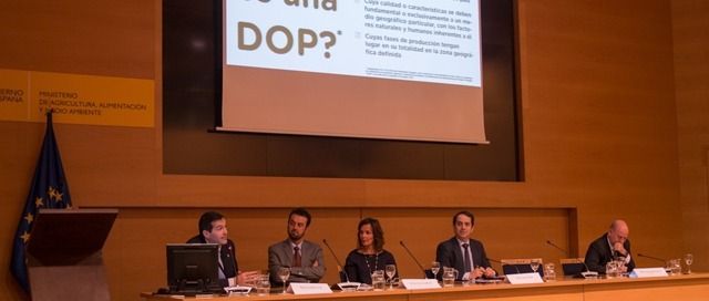 Moisés Caballero, [Please purchase a license if using PhraseExpress for non-personal tasks] Secretario de la Denominación de Origen Estepa, durante su conferencia