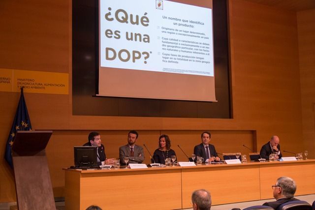 Moisés Caballero, [Please purchase a license if using PhraseExpress for non-personal tasks] Secretario de la Denominación de Origen Estepa, durante su conferencia 