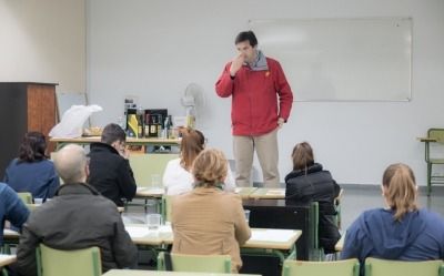 Moisés Caballero durante su charla en el instituto Aguilar y Cano