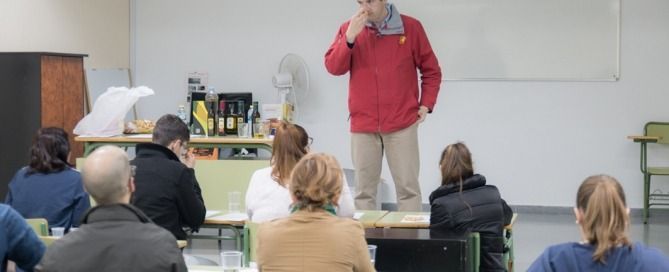 Moisés Caballero durante su charla en el instituto Aguilar y Cano