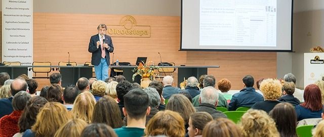 Antonio Escribano durante la conferencia en Oleoestepa