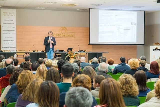 Antonio Escribano durante la conferencia en Oleoestepa
