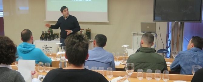 Moisés Caballero, Secretario de la Denominacion de Origen Estepa, durante la cata de aceite