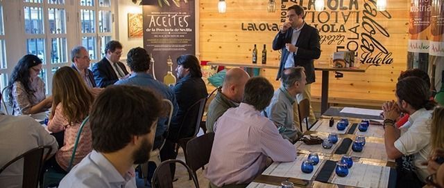 Óscar Rodríguez, Director de Comunicación de Oleoestepa, durante la cata
