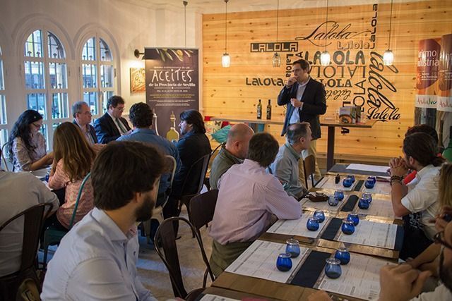 Óscar Rodríguez, Director de Comunicación de Oleoestepa, durante la cata
