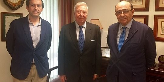 Moisés Caballero, Secretario de la D.O.P.Estepa, José Luis García, Presidente de la Fundación "Caja Rural del Sur" y José Mª Loring, Presidente de la D.O.P.Estepa