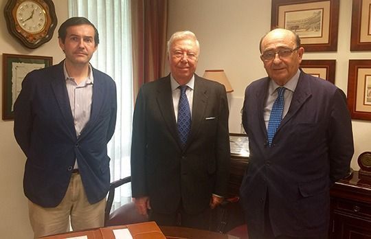 Moisés Caballero, Secretario de la D.O.P.Estepa, José Luis García, Presidente de la Fundación "Caja Rural del Sur" y José Mª Loring, Presidente de la D.O.P.Estepa
