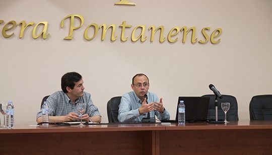 Emilio Camacho durante la conferencia