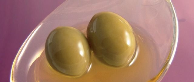 cuchara con aceituna y aceite