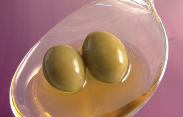 cuchara con aceituna y aceite
