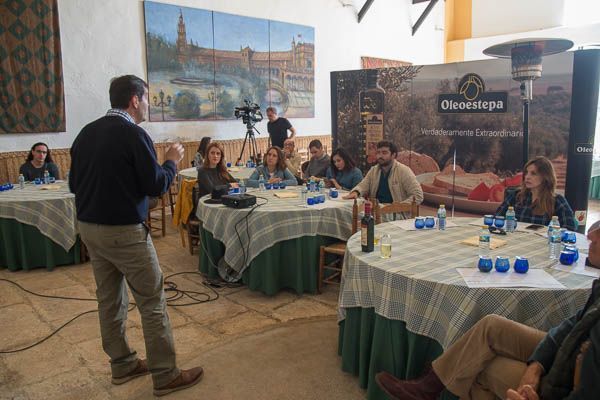 Moisés Caballero, Secretario de la Denominación de Origen Estepa, atiende a los medios de comunicación