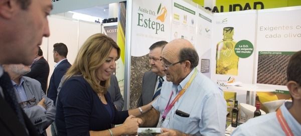 Visita de Susana Díaz al stand de la Denominación de Origen Estepa