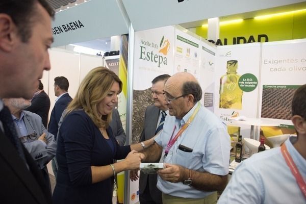 Visita de Susana Díaz al stand de la Denominación de Origen Estepa