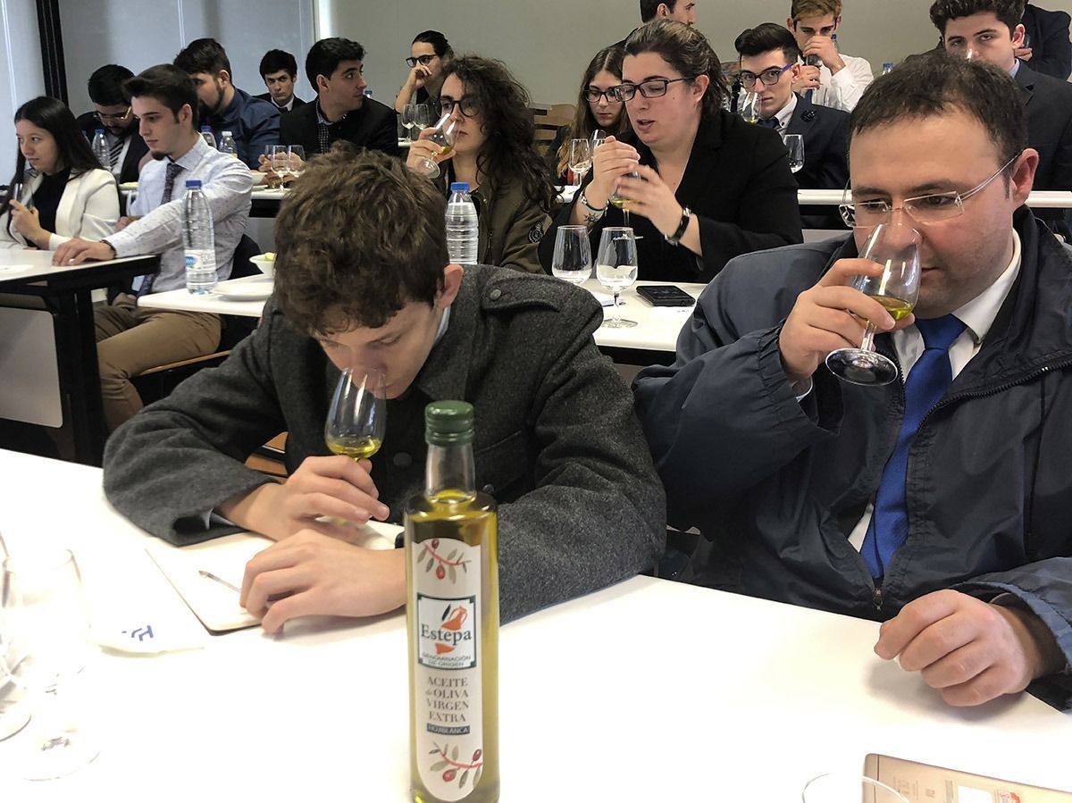 Cata de aceite de oliva virgen extra DO Estepa en la Escuela Superior de Hostelería de Galicia
