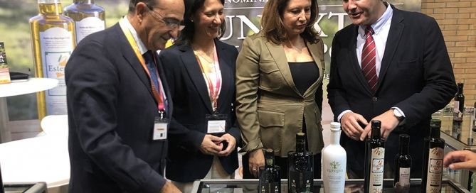 Visita de la consejera de agricultura a la denominación de origen estepa en Andalucía Sabor 2019