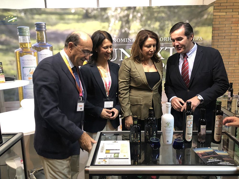 Visita de la consejera de agricultura a la denominación de origen estepa en Andalucía Sabor 2019
